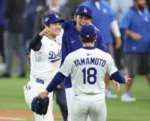 大谷&朗希が走って由伸の元へ 日本人トリオ歓喜の抱擁にSNS感動「通訳さんも肩組んで」「感動だわ」チームジャパン結束の場面が反響