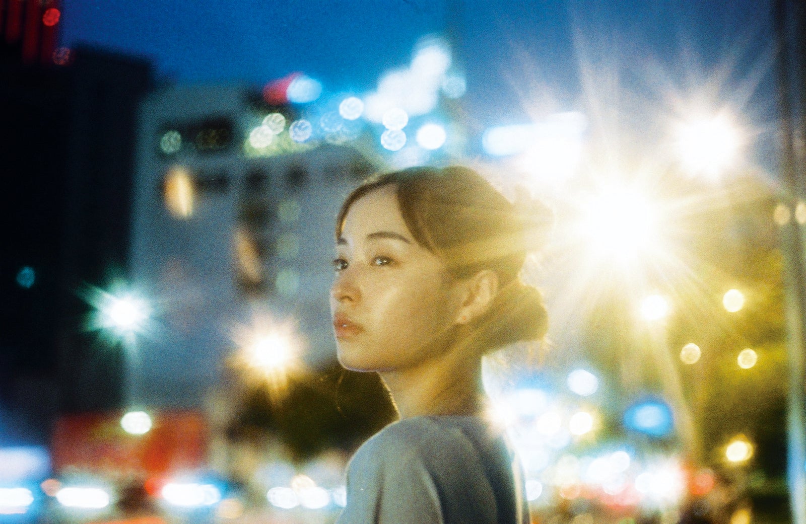 広瀬すず／「レジャー・トレジャー」ポスター（撮影：奥山由之／講談社）