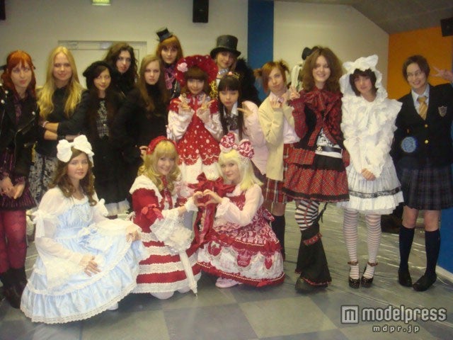 モスクワのロリータファンと青木美沙子（中央）