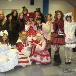 モスクワのロリータファンと青木美沙子(中央)