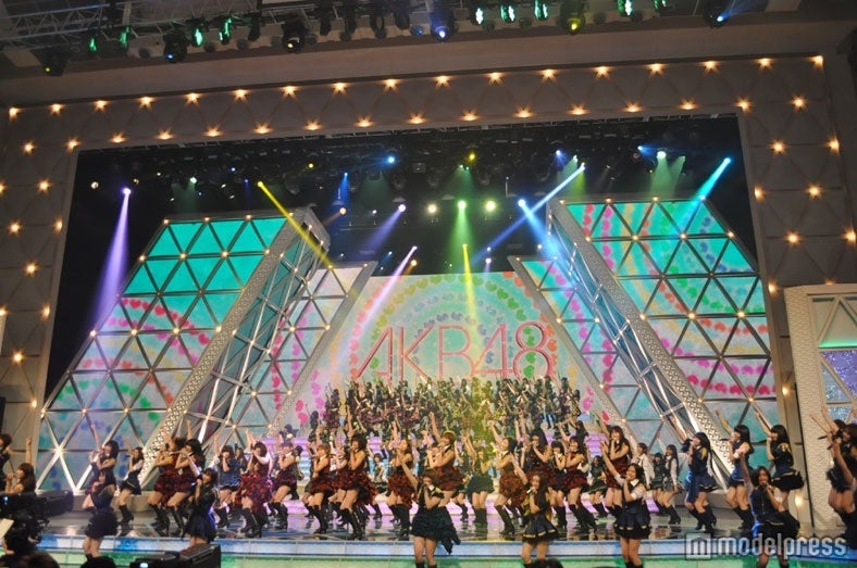 ＜紅白本番＞AKB48、総勢210名で”人文字”披露　鮮やか早変りも