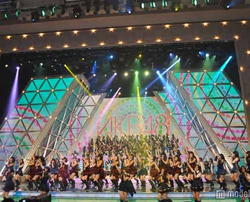 <紅白本番>AKB48、総勢210名で”人文字”披露 鮮やか早変りも