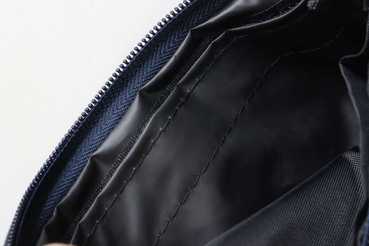 ダイソーのウェットティッシュも持ち運べるメイクポーチの内側