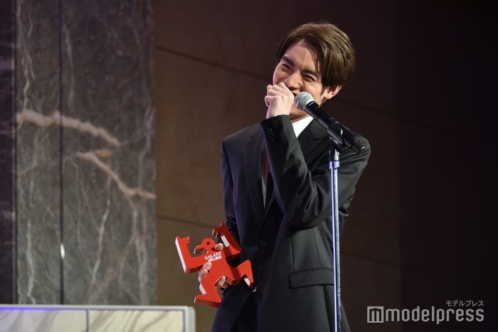 目を合わせてくれない視聴者プレゼンターを前に笑顔の赤楚衛二(C)モデルプレス