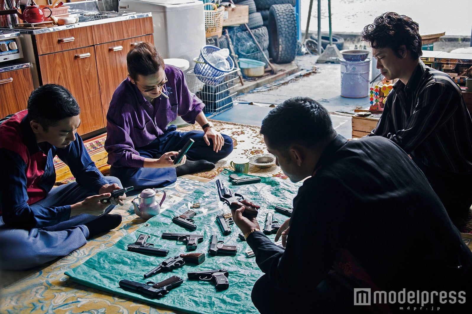 諸星と仲間の「S」たちが集まって拳銃に興じるシーン（C）2016「日本で一番悪い奴ら」製作委員会