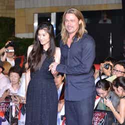 (左から)篠原涼子、ブラッド・ピット