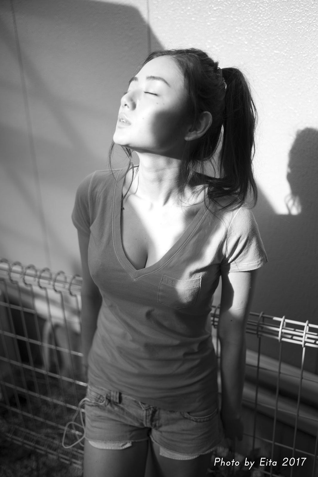 “神ボディ”片山萌美の輝く美バスト…14年ぶり共演・ムロツヨシの裏側を瑛太がとらえる「ハロー張りネズミ」＜オフショット連載その6＞