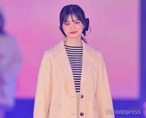 紺野彩夏、ミニ丈スカートの淡色コーデで登場 煌めくメイクが可愛い<GirlsAward 2022 A/W>