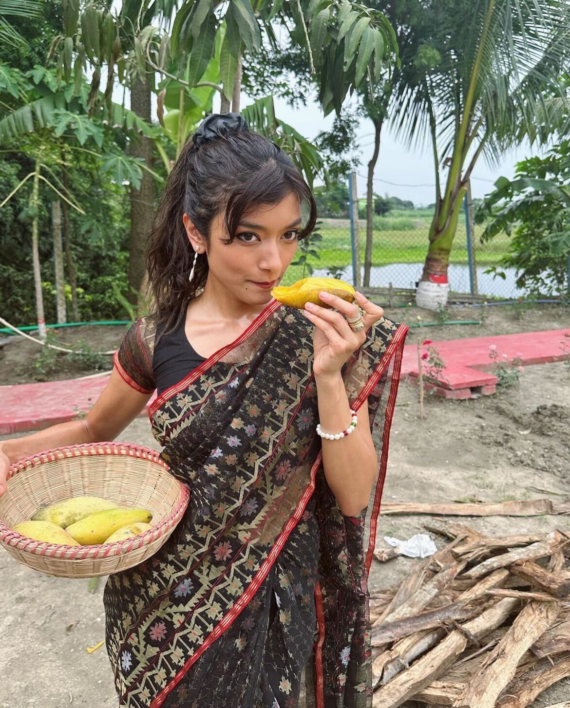 ローラ、故郷・バングラデシュに里帰り 貴重ショット続々放出