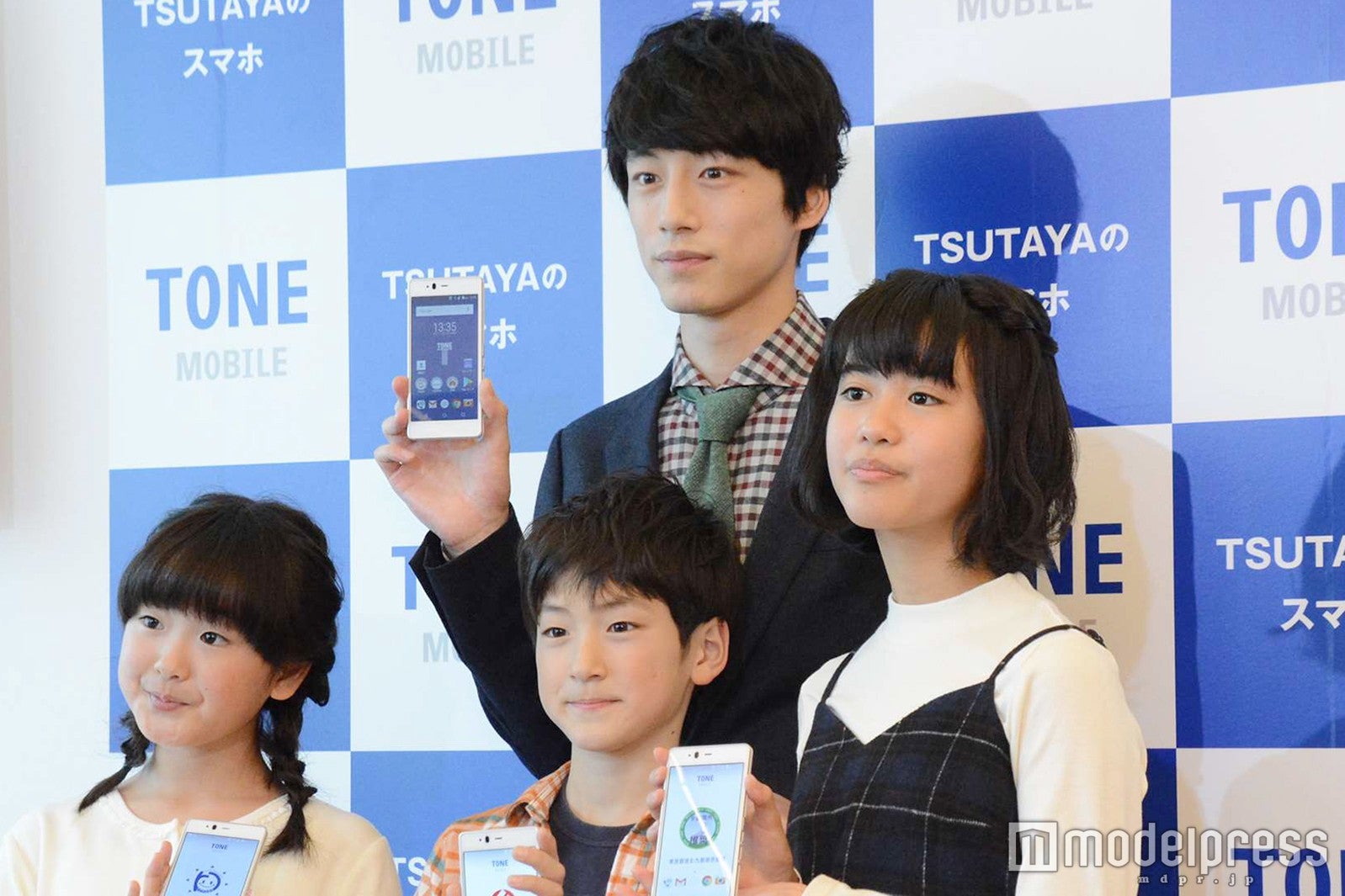 坂口健太郎と子どもたち （C）モデルプレス