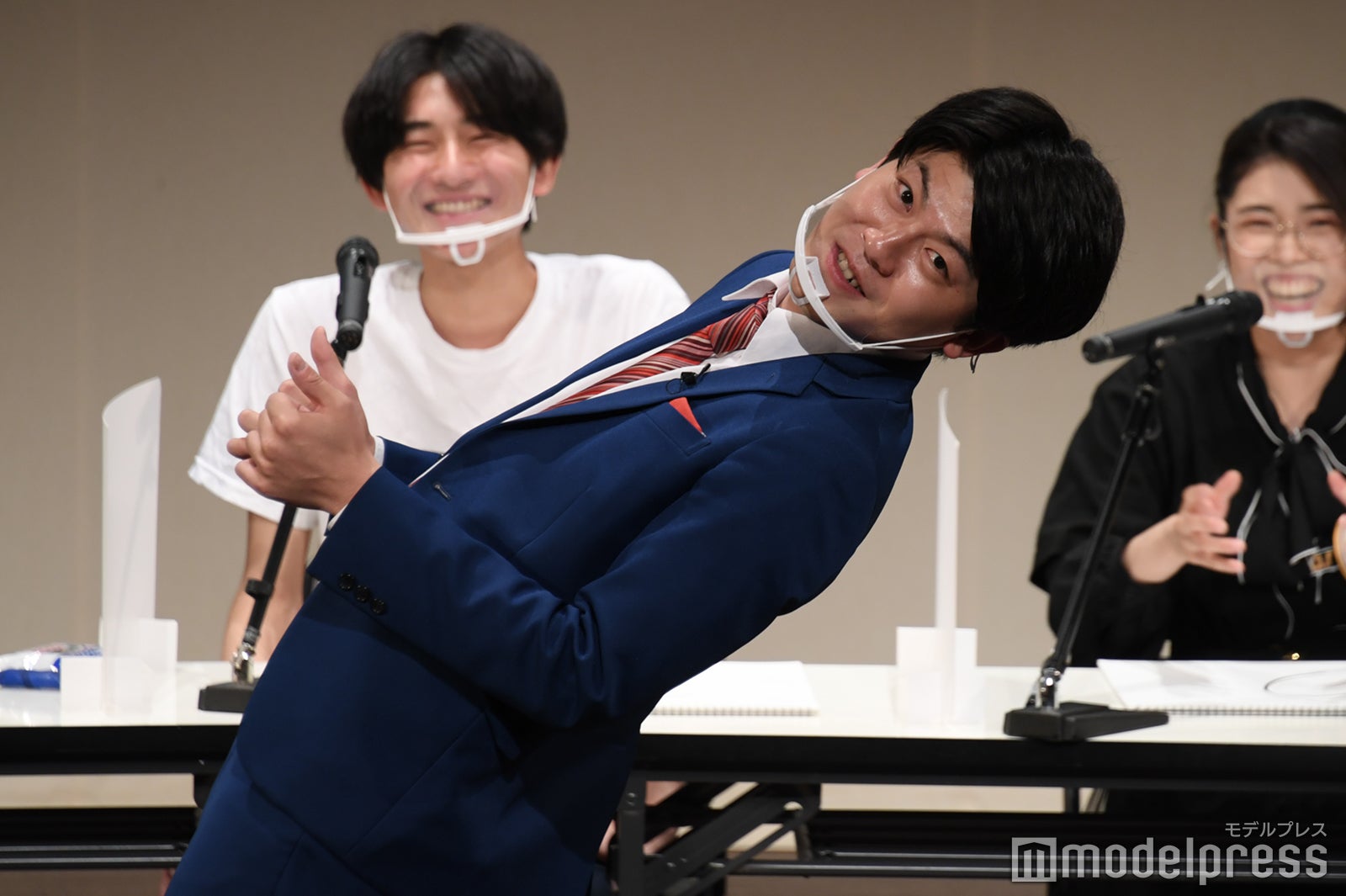 バック駐車が苦手な小栗旬（卓也）／（C）モデルプレス