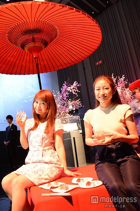 風情ある野点傘（のだてがさ）の下で桜を見ながら美食を堪能