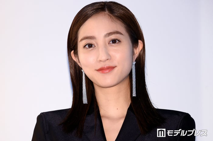 堀田茜、ヌードカラードレスで美ウエストチラリ「スタイル抜群」「綺麗」の声