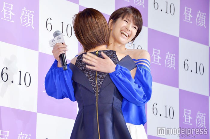 上戸彩と吉瀬美智子がハグ (C)モデルプレス
