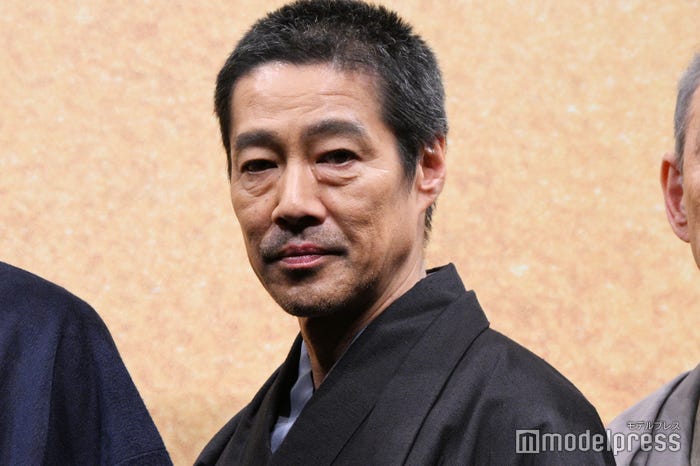 プライベートでキャンプに行き4針縫うケガをした堤真一(C)モデルプレス