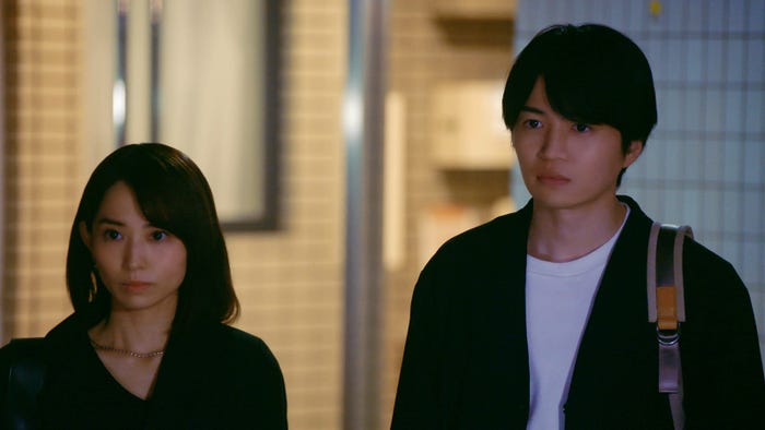 市川由衣、菊池風磨(C)「隣の男はよく食べる」製作委員会