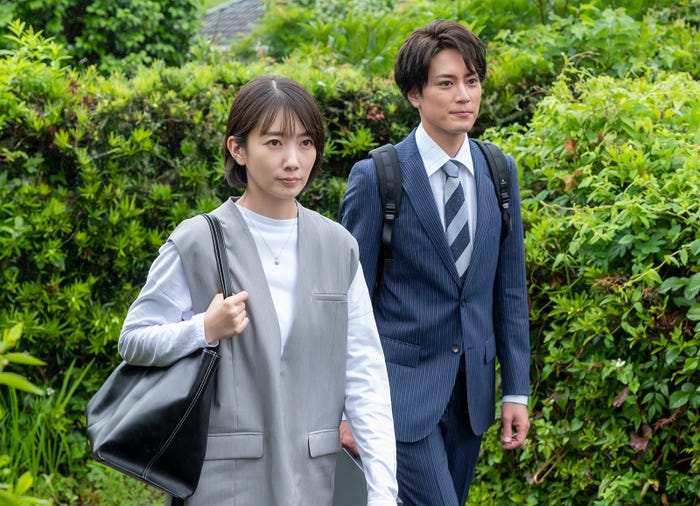 波瑠、間宮祥太朗/「魔法のリノベ」第1話より(C)カンテレ