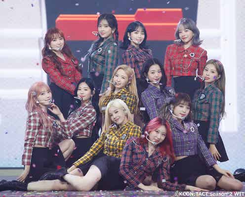 IZ*ONE宮脇咲良がピンクロングヘア、ウンビ&本田仁美は金髪に KCONで「Beware」初披露<セットリスト>