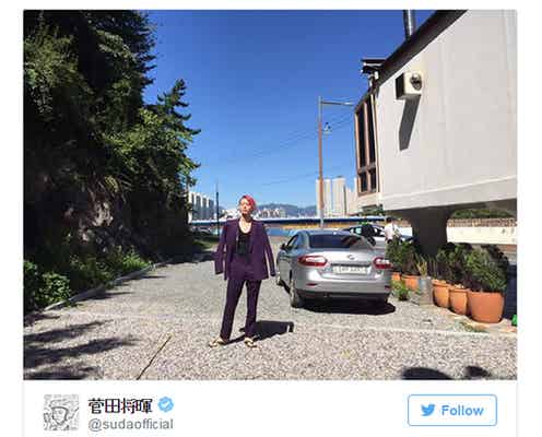 菅田将暉、ド派手なピンク髪で釜山に“参上” 「オーラがすごい」と反響