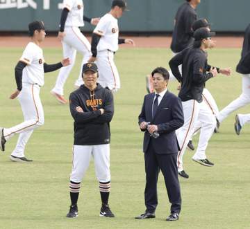 巨人・松井監督がブルペンへ 西舘らの投球練習に熱視線 杉内投手チーフコーチ、村田バッテリーチーフコーチと並んで