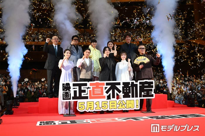 (前列左より)泉里香、市原隼人、山下智久、福原遥、長谷川忍(後列左より)川村泰祐監督、高橋克典、見上愛、倉科カナ、草刈正雄 (C)モデルプレス