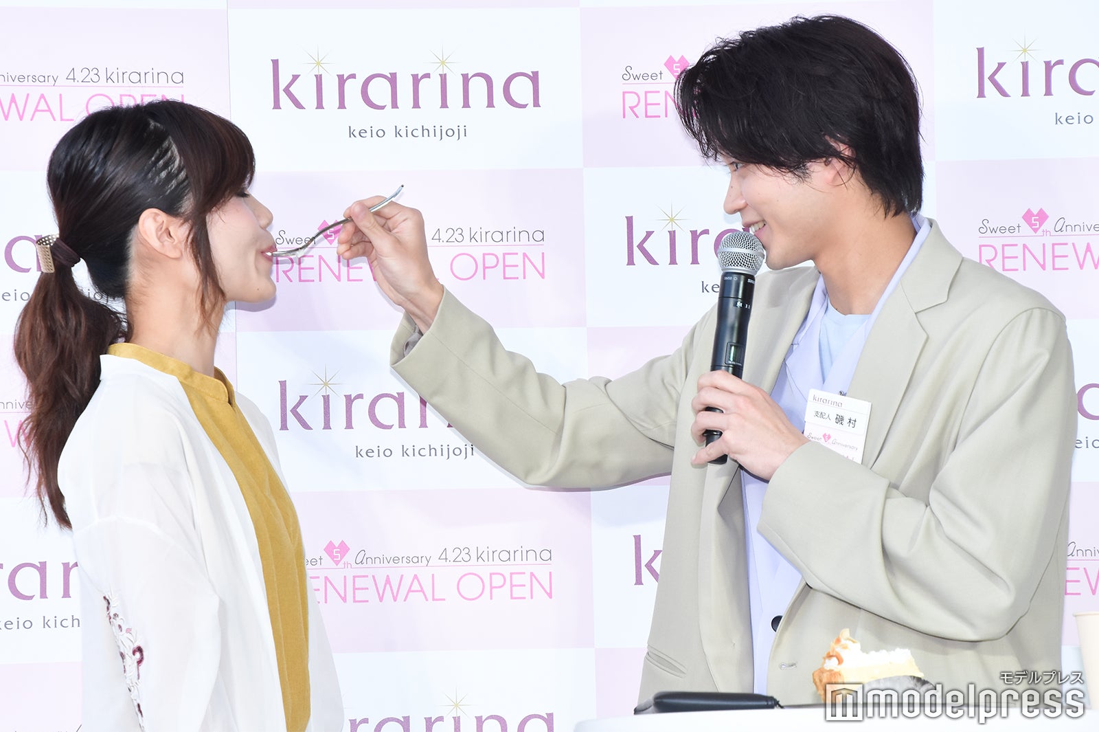 ファンに“あ～ん”をする磯村勇斗（右）（C）モデルプレス