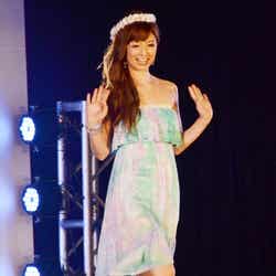 胸元セクシーなドレスを着こなした小倉優子