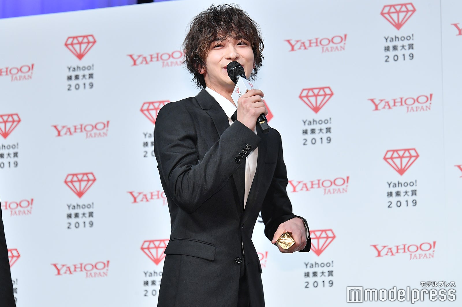 背中を褒められて照れる横浜流星 （C）モデルプレス