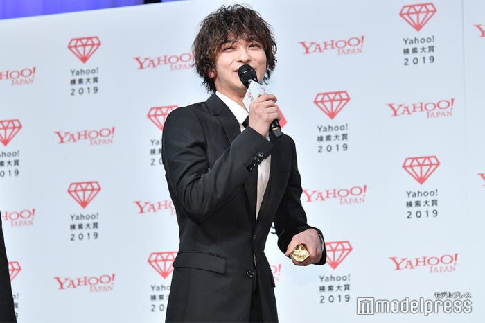 背中を褒められて照れる横浜流星 (C)モデルプレス