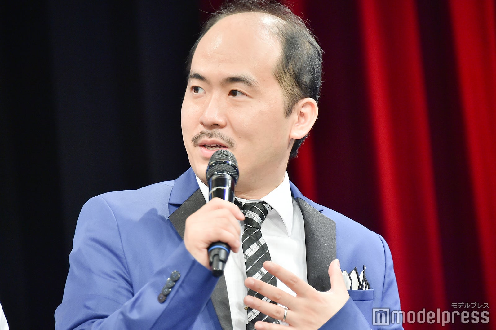 トレエン斎藤司 妻の好きな俳優 松田翔太に仮装 カツラを後ろ向きに被ったので後ろガラ空き モデルプレス