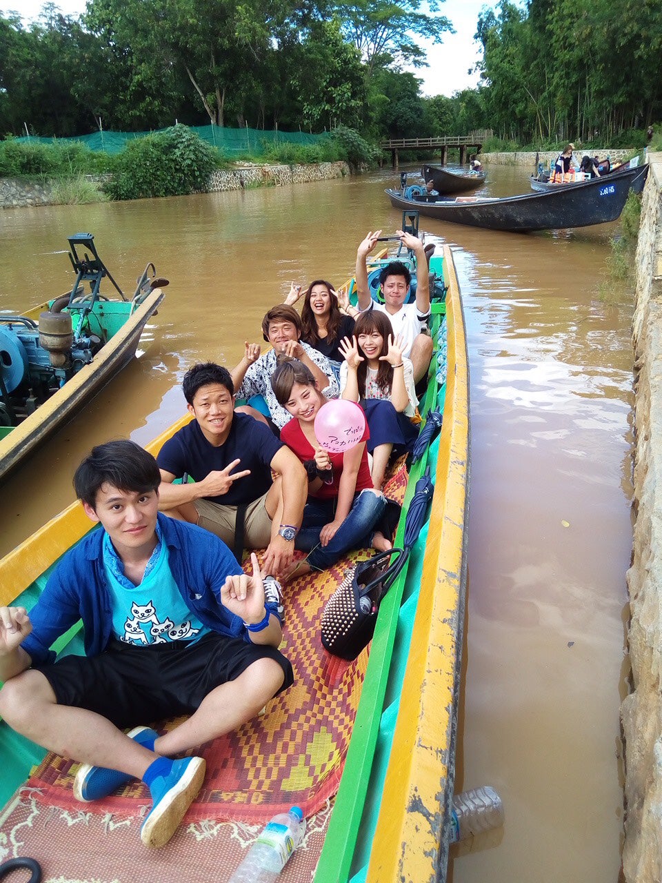 撮影の合間のオフショット／「あいのり：Asian Journey」（C）フジテレビ