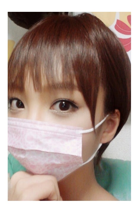 元AKB48・篠田麻里子のものまねメイク/ざわちんオフィシャルブログ(Ameba)より