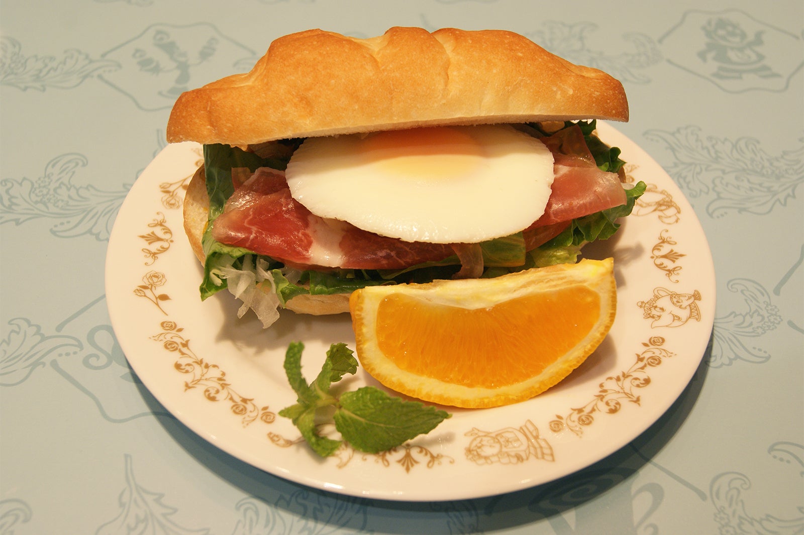 ＜Belle＞朝のサンドウィッチプレート1,390円／プレート付き3,190円（C）Disney