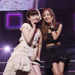 「AKB48リクエストアワー セットリストベスト100 2013」でコラボステージを繰り広げた島崎遥香（左）と板野友美（右）／（C）AKS
