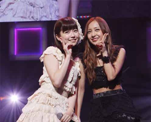 板野友美&島崎遥香、キュートなミニスカでコラボステージ
