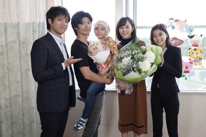 三浦貴大、三浦春馬、稲垣来泉、比嘉愛未、芳根京子(画像提供:関西テレビ)