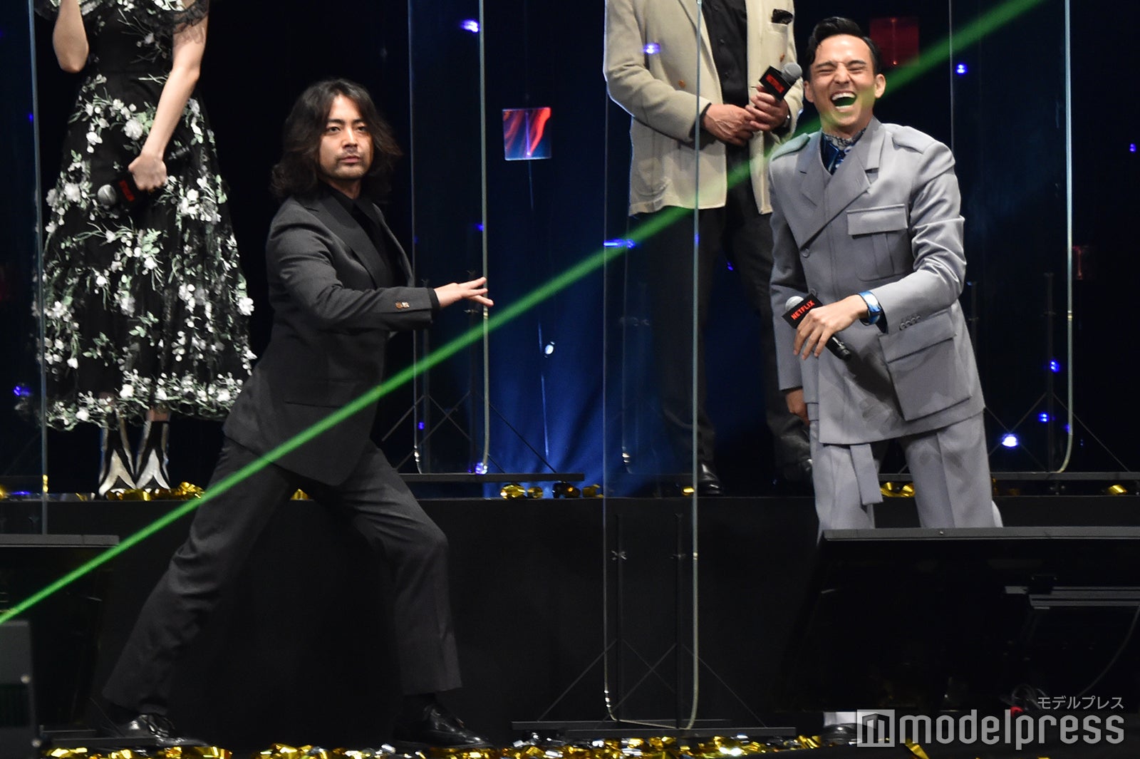 ポーズを決める山田孝之、満島真之介 （C）モデルプレス