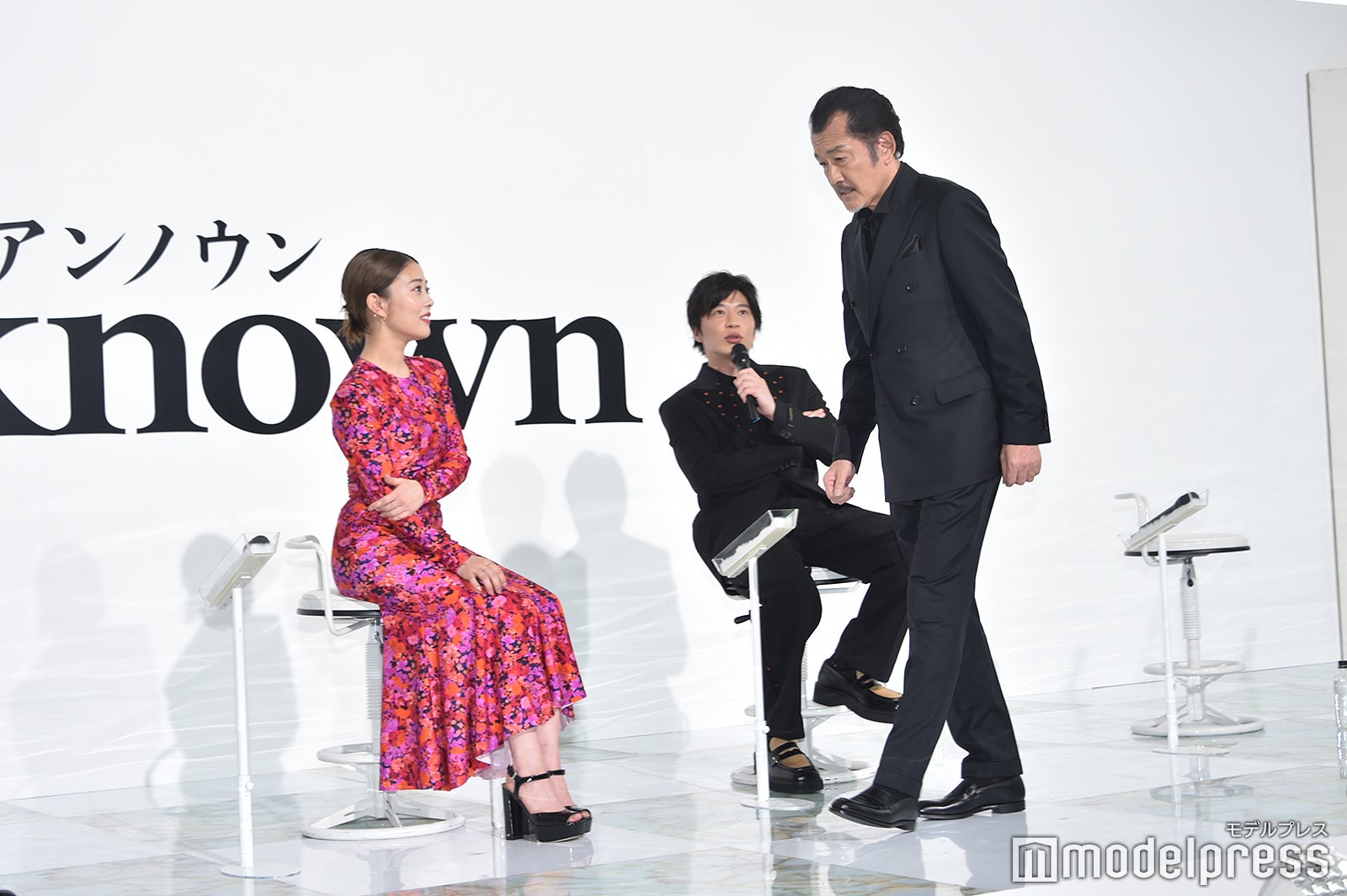 ローテンションな田中圭を再現する吉田鋼太郎（C）モデルプレス