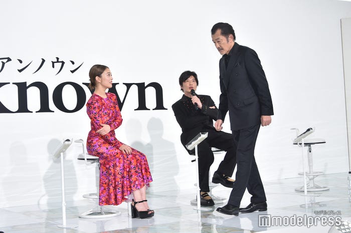 ローテンションな田中圭を再現する吉田鋼太郎(C)モデルプレス