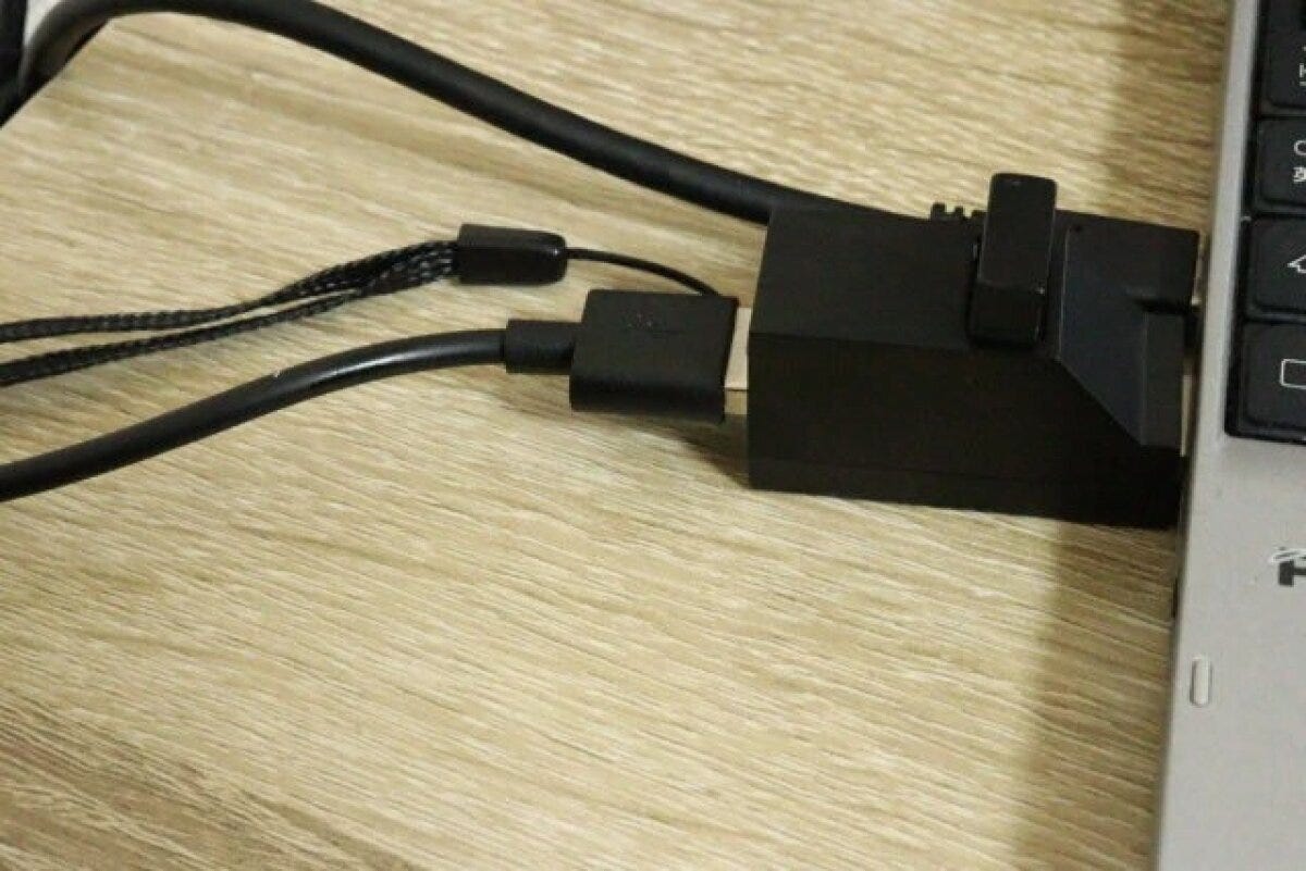 ノートPCにUSBハブが接続されケーブルが繋がっている