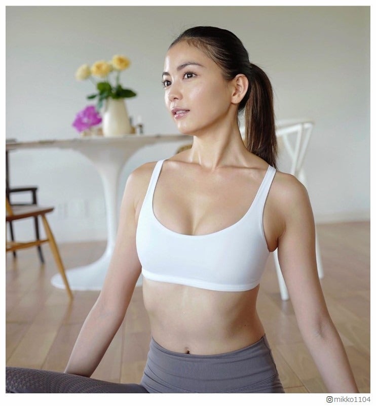 矢野未希子、“美しすぎるデコルテ”に熱視線　自宅エクササイズを伝授