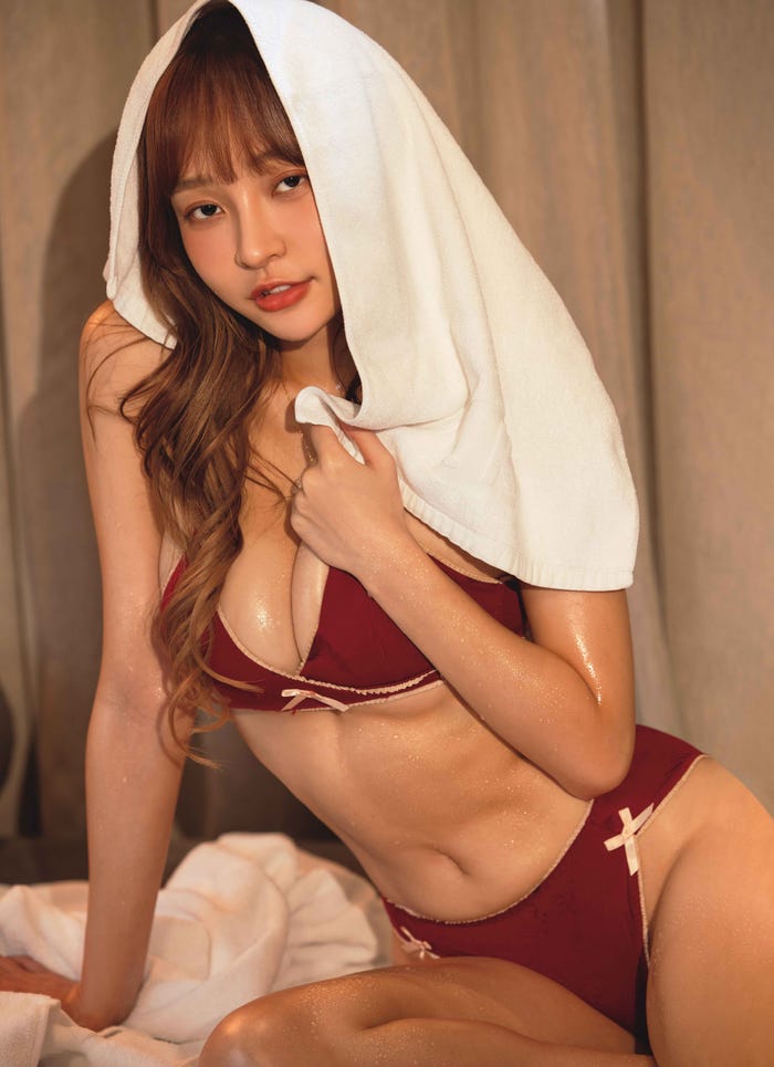 リン・シャン/撮影:莉奈「リン・シャン 日本版1st写真集 薫-Kaoru-」(講談社)