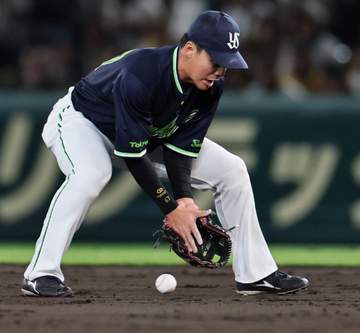 ヤクルトが守乱で逆転許す 伊藤の痛恨トンネルで同点に、サンタナはまさかのフライ落球でピンチ拡大→勝ち越し許す