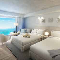 蒼の色合いが美しい海に面した客室／画像提供：マリオット・インターナショナル