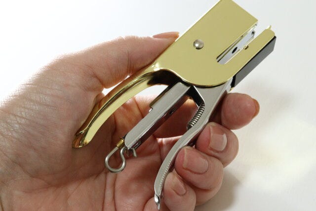 ダイソー　レバー式ホッチキス（ゴールドカラー、シルバーカラー）