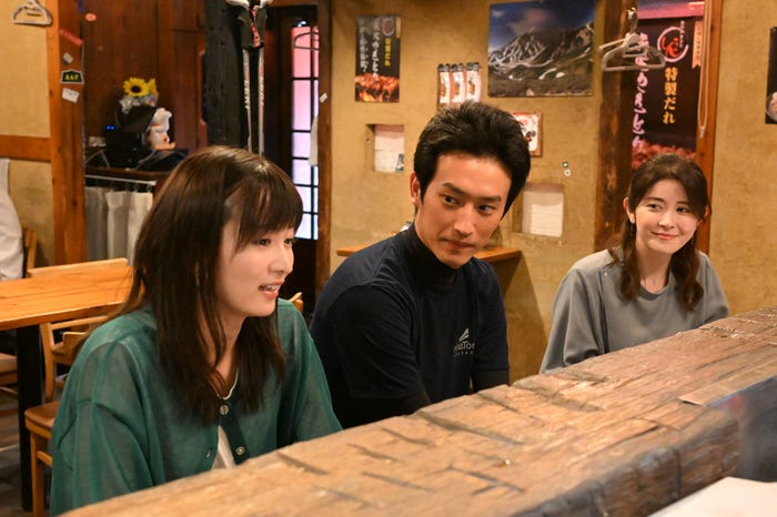 (左から)岡崎紗絵、杉野遥亮、宮澤エマ「マウンテンドクター」第7話より(C)カンテレ