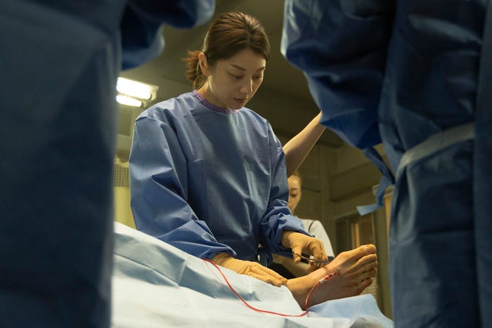 小池栄子「新宿野戦病院」第2話より(C)フジテレビ