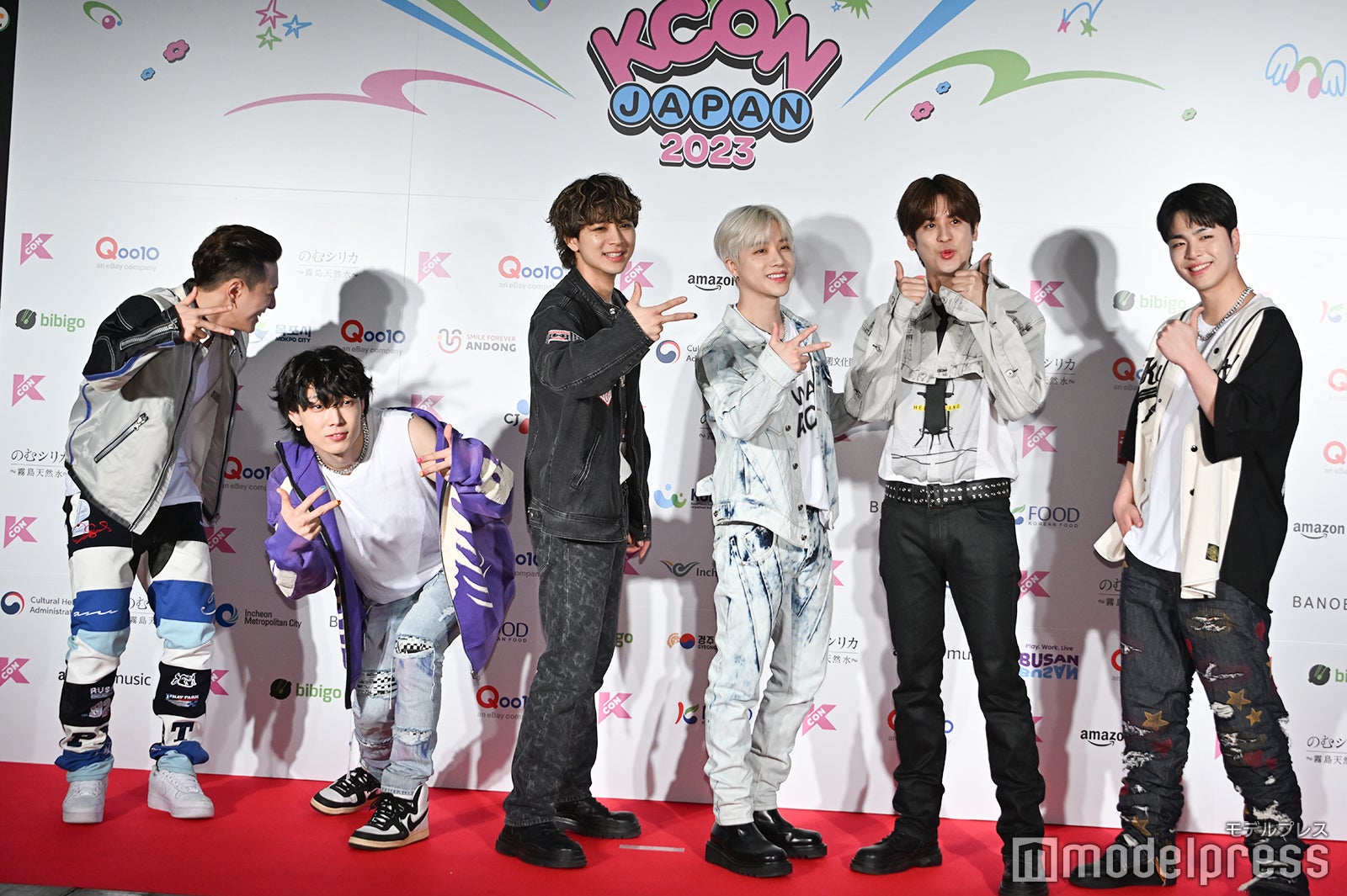 iKON（左から）DK、BOBBY、SONG、JAY、CHAN、JU-NE（C）モデルプレス