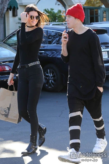 ケンダル・ジェンナー、満面の笑みでジャスティン・ビーバー似の男性と合流
