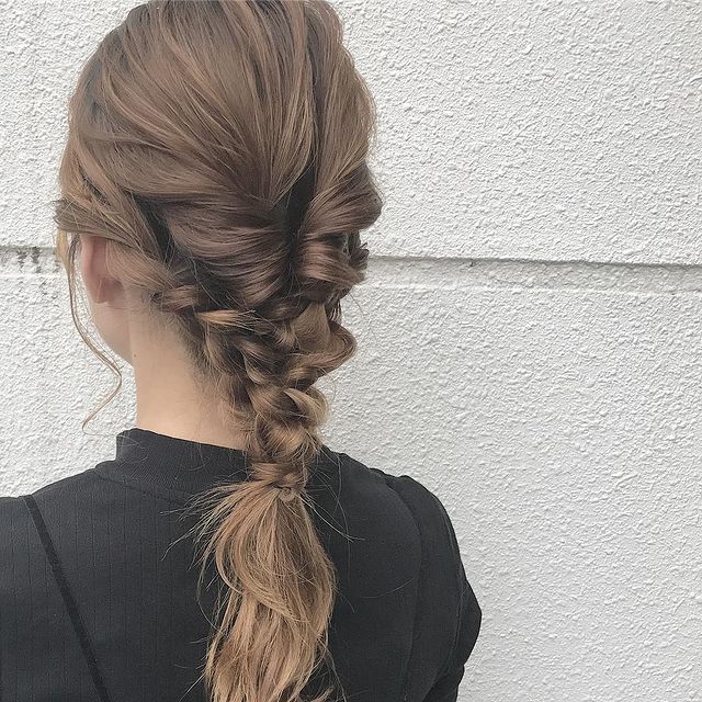 三つ編みでできるミディアムヘアアレンジ14選 大人カジュアルから上品スタイルまで モデルプレス